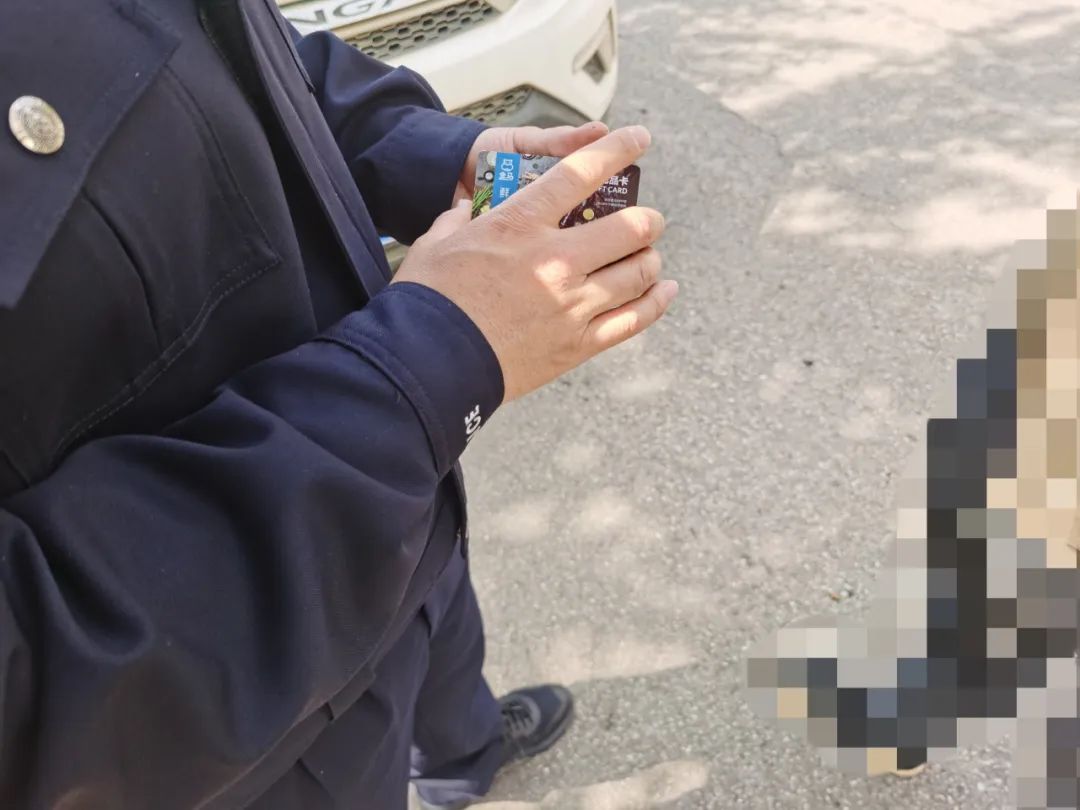 男子一口气购买28张购物卡,竟是为了退回“约炮”保证金…… 男子一口气购买28张购物卡,竟是为了退回“约炮”保证金……