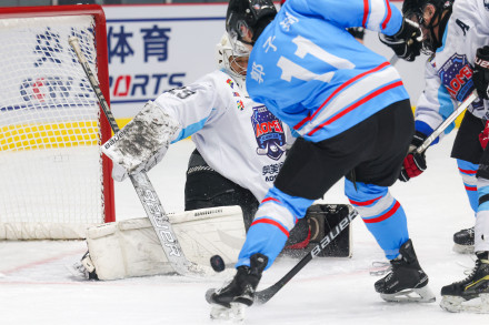 中国男子冰球职业联赛总决赛北京深圳先拔头筹