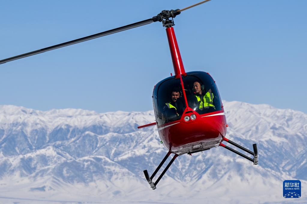 新华全媒+·图片故事丨从草原到蓝天 哈萨克族小伙逐梦云端 新华全媒+·图片故事丨从草原到蓝天 哈萨克族小伙逐梦云端