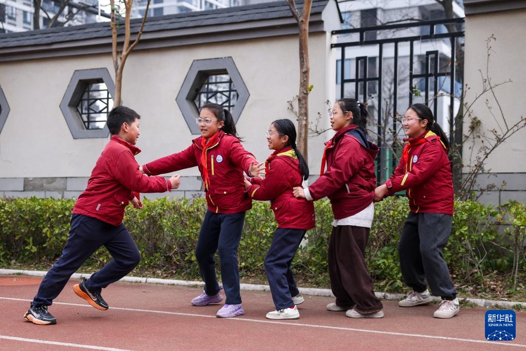 新华全媒+ | 课间一刻钟 学生“动起来” 新华全媒+ | 课间一刻钟 学生“动起来”