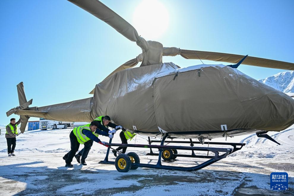 新华全媒+·图片故事丨从草原到蓝天 哈萨克族小伙逐梦云端 新华全媒+·图片故事丨从草原到蓝天 哈萨克族小伙逐梦云端