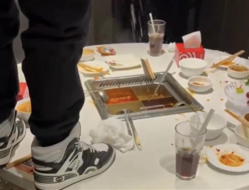 往海底捞火锅里小便男子已被行拘!还可能面临哪些法律责任? 往海底捞火锅里小便男子已被行拘!还可能面临哪些法律责任?