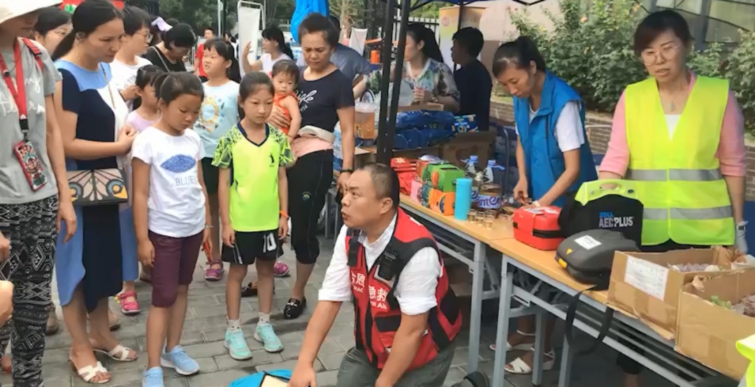 逛街遛娃都带着，连背七年的包，他盼着永远用不上