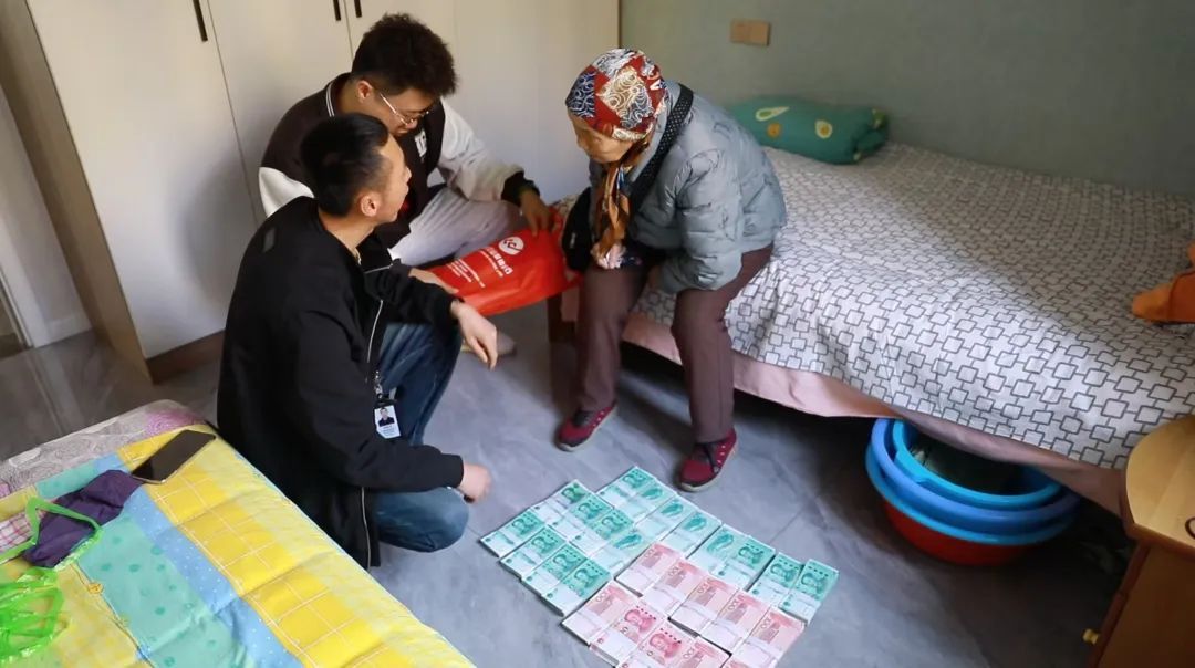 银川八旬老人在银行大额取款,工作人员立马报警! 银川八旬老人在银行大额取款,工作人员立马报警!