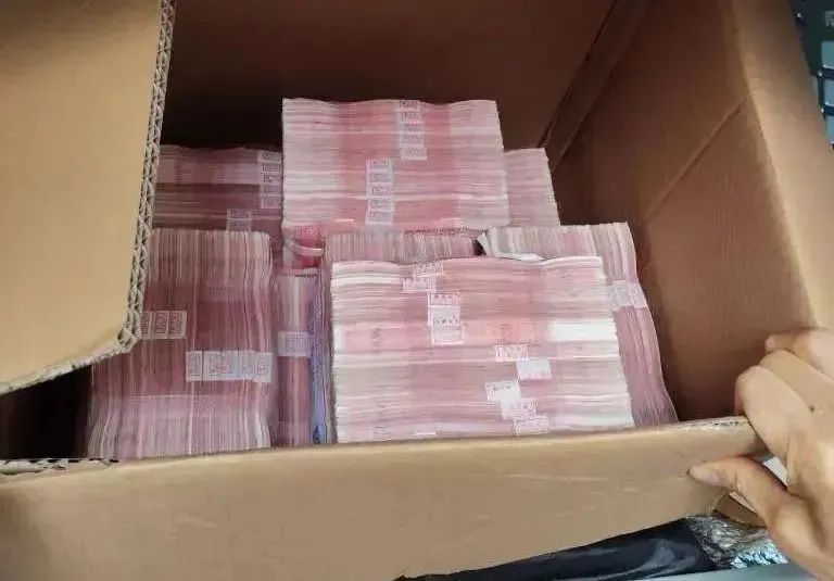 一箱100万现金，要给亲戚结婚做彩礼？杭州男子：老婆……
