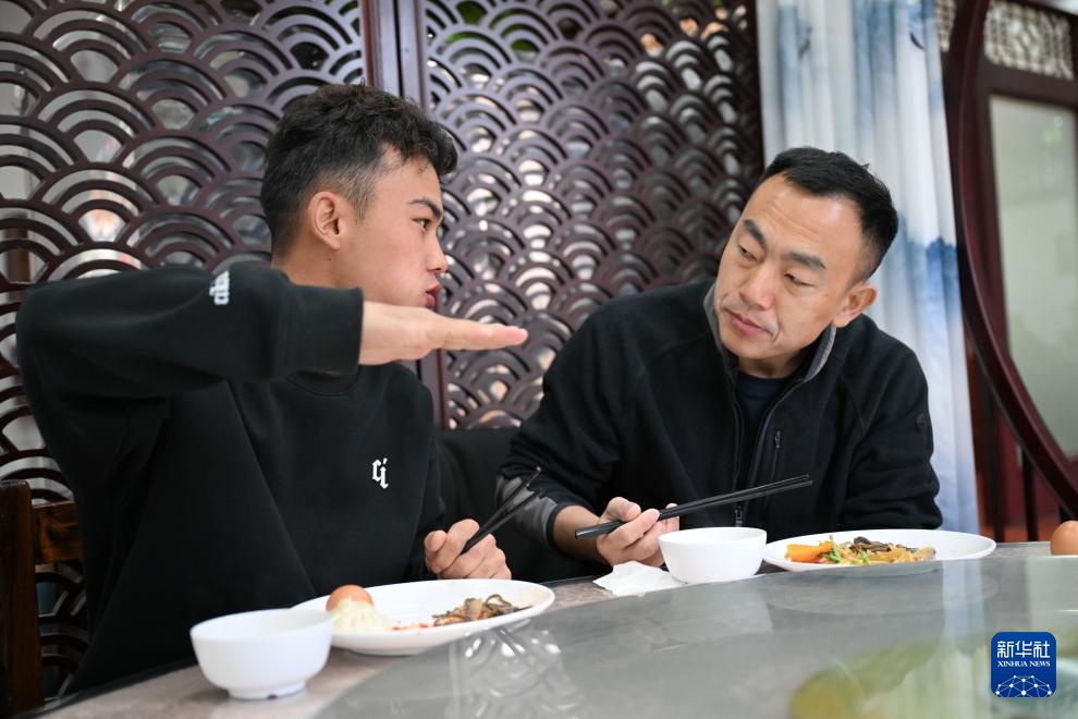 新华全媒+·图片故事丨从草原到蓝天 哈萨克族小伙逐梦云端 新华全媒+·图片故事丨从草原到蓝天 哈萨克族小伙逐梦云端