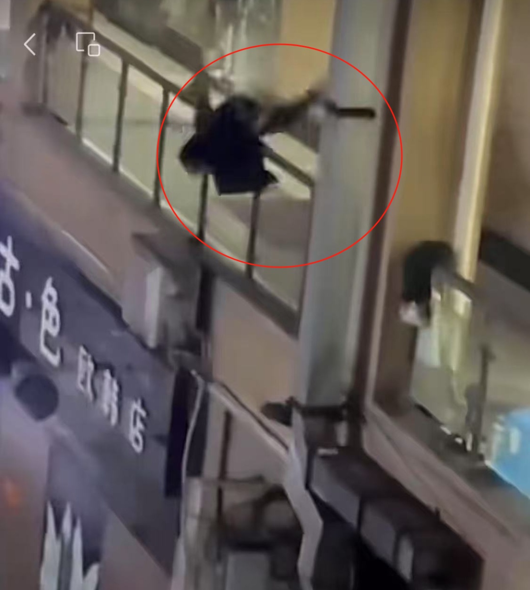 重庆警方通报：坠楼男子被立案查处！