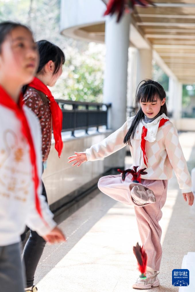 新华全媒+ | 课间一刻钟 学生“动起来” 新华全媒+ | 课间一刻钟 学生“动起来”