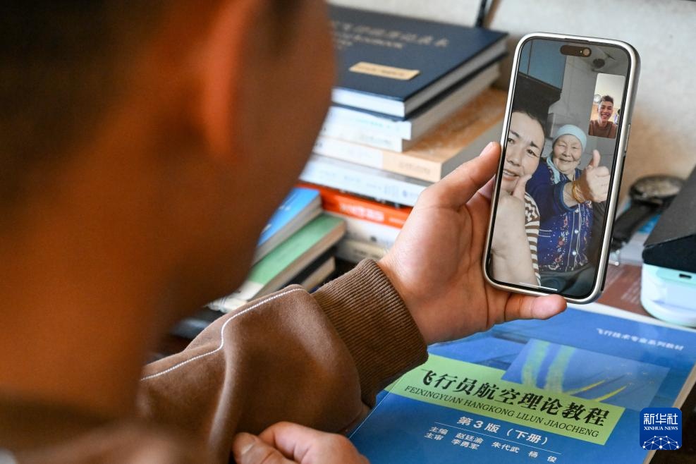 新华全媒+·图片故事丨从草原到蓝天 哈萨克族小伙逐梦云端 新华全媒+·图片故事丨从草原到蓝天 哈萨克族小伙逐梦云端