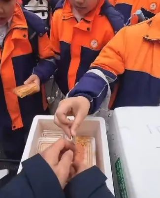 老师变老板！90后老师离职在校门口卖火鸡面：学生见我比上课积极