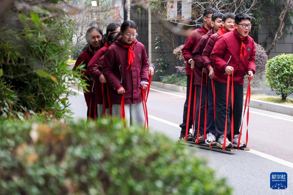 新华全媒+ | 课间一刻钟 学生“动起来” 新华全媒+ | 课间一刻钟 学生“动起来”