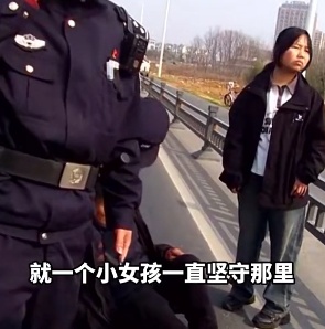 八旬老人路边突然晕倒，初中女生见状果断出手相助