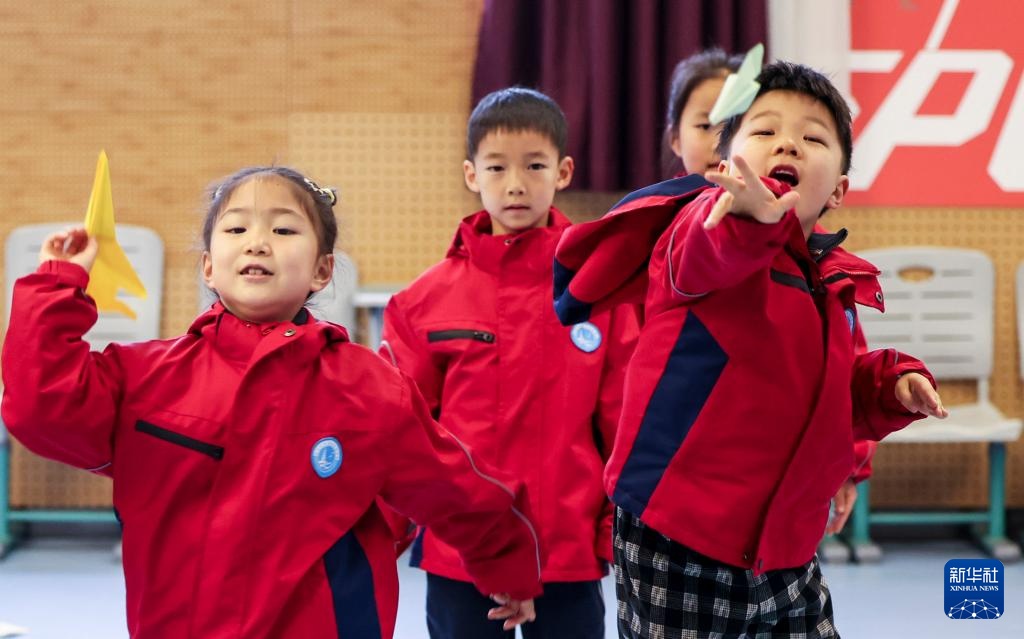 新华全媒+ | 课间一刻钟 学生“动起来” 新华全媒+ | 课间一刻钟 学生“动起来”