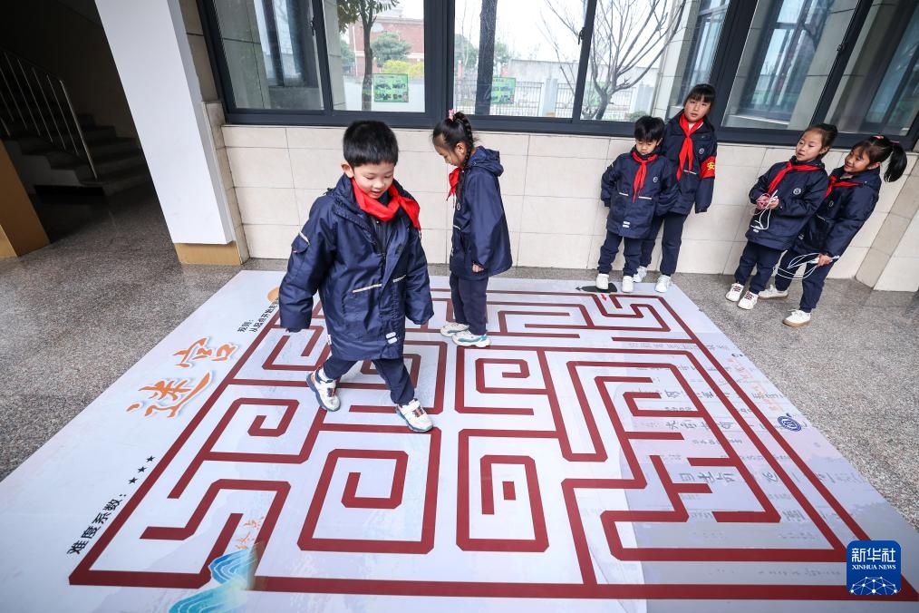 新华全媒+ | 课间一刻钟 学生“动起来” 新华全媒+ | 课间一刻钟 学生“动起来”