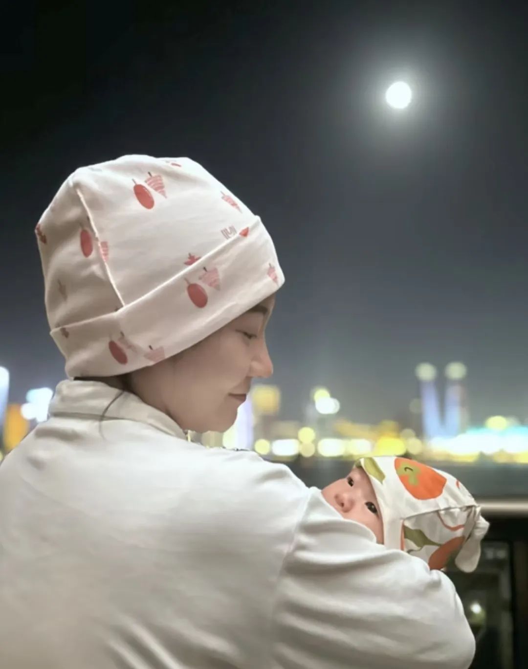 “泰国坠崖孕妇”最新透露:孩子查出先心病! “泰国坠崖孕妇”最新透露:孩子查出先心病!