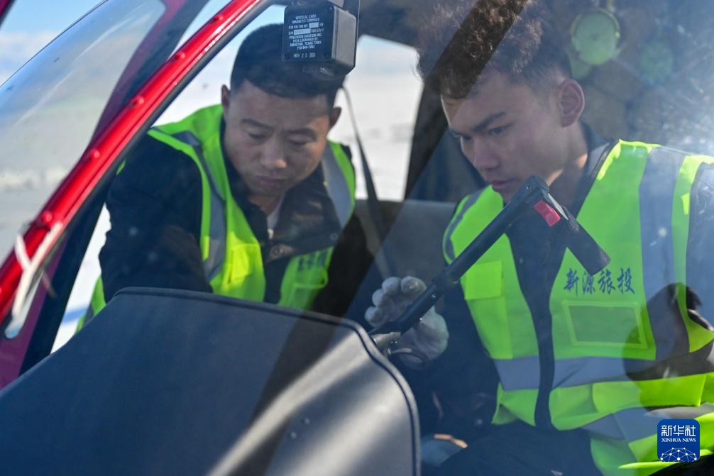 新华全媒+·图片故事丨从草原到蓝天 哈萨克族小伙逐梦云端 新华全媒+·图片故事丨从草原到蓝天 哈萨克族小伙逐梦云端