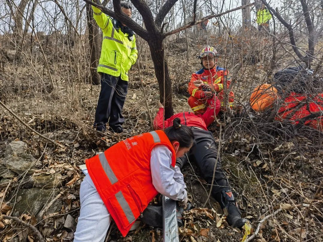 惊险!摩托车友刹车失灵坠坡,北京怀柔消防紧急救援 惊险!摩托车友刹车失灵坠坡,北京怀柔消防紧急救援
