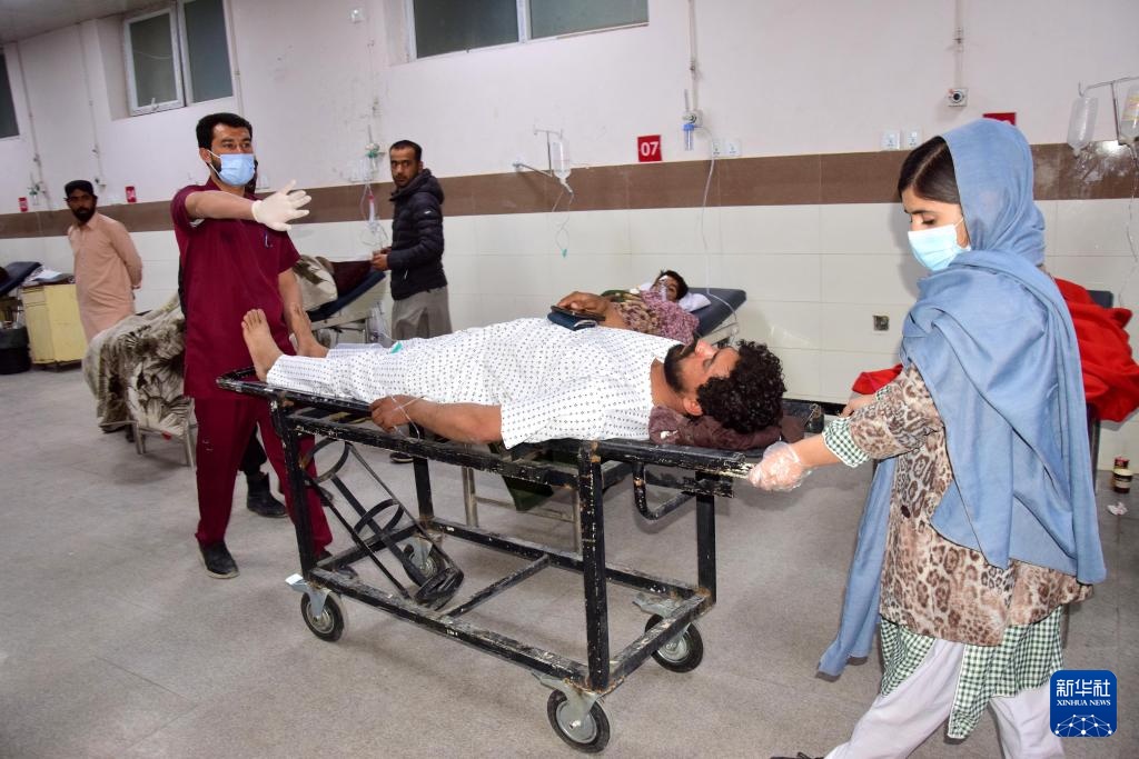 巴基斯坦客运列车遇袭事件中的伤者接受救治