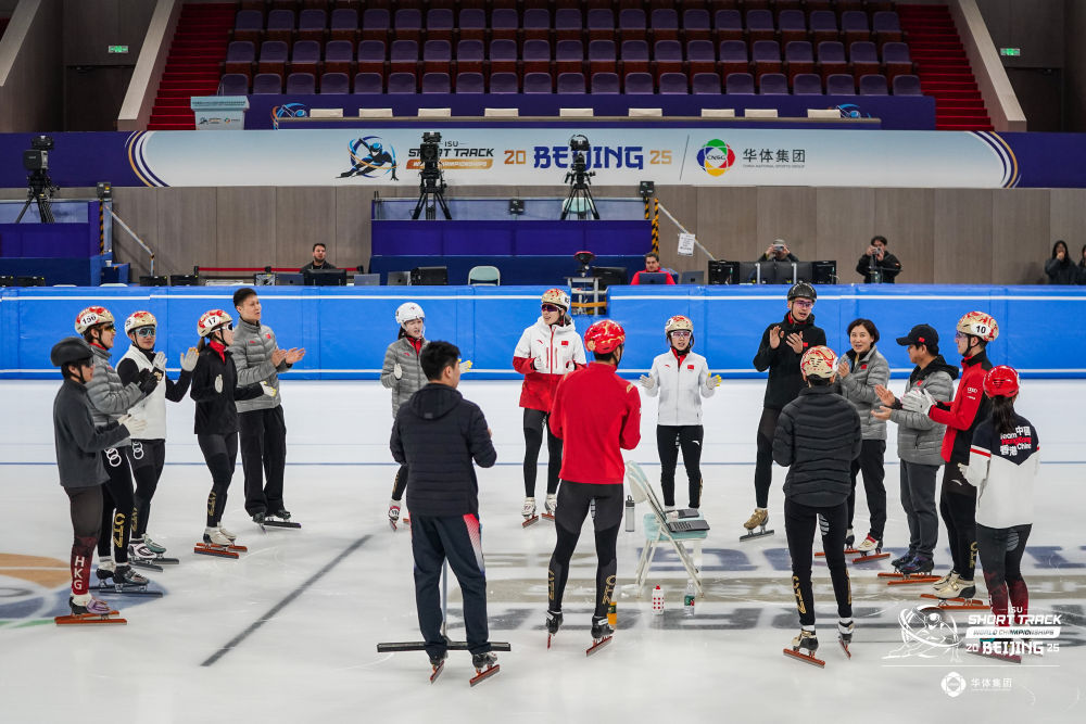 短道速滑世锦赛:中国队上冰训练 生日歌送上祝福 短道速滑世锦赛:中国队上冰训练 生日歌送上祝福