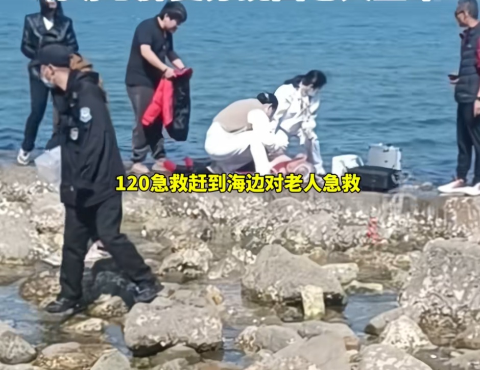 惊险！海边拍戏时遇老人失足落水，剧组人员跳海救人，女演员发红包慰问