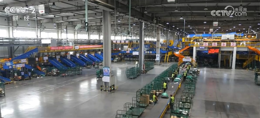 “小包裹”折射中国经济澎湃动能 前两个月快递业保持高效运行