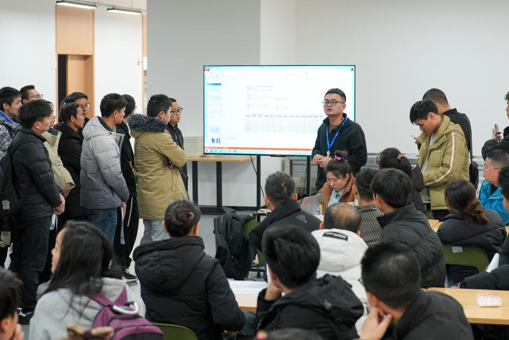 产业升级催生“归巢效应”——重庆农民工返乡就业观察 产业升级催生“归巢效应”——重庆农民工返乡就业观察