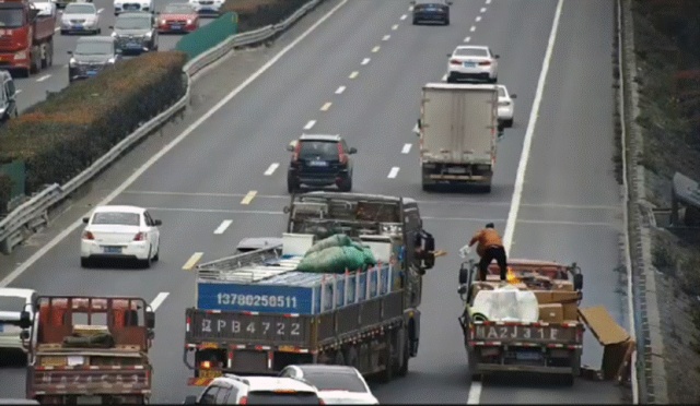 搅拌车变消防车，用时三分钟“高速灭火”！