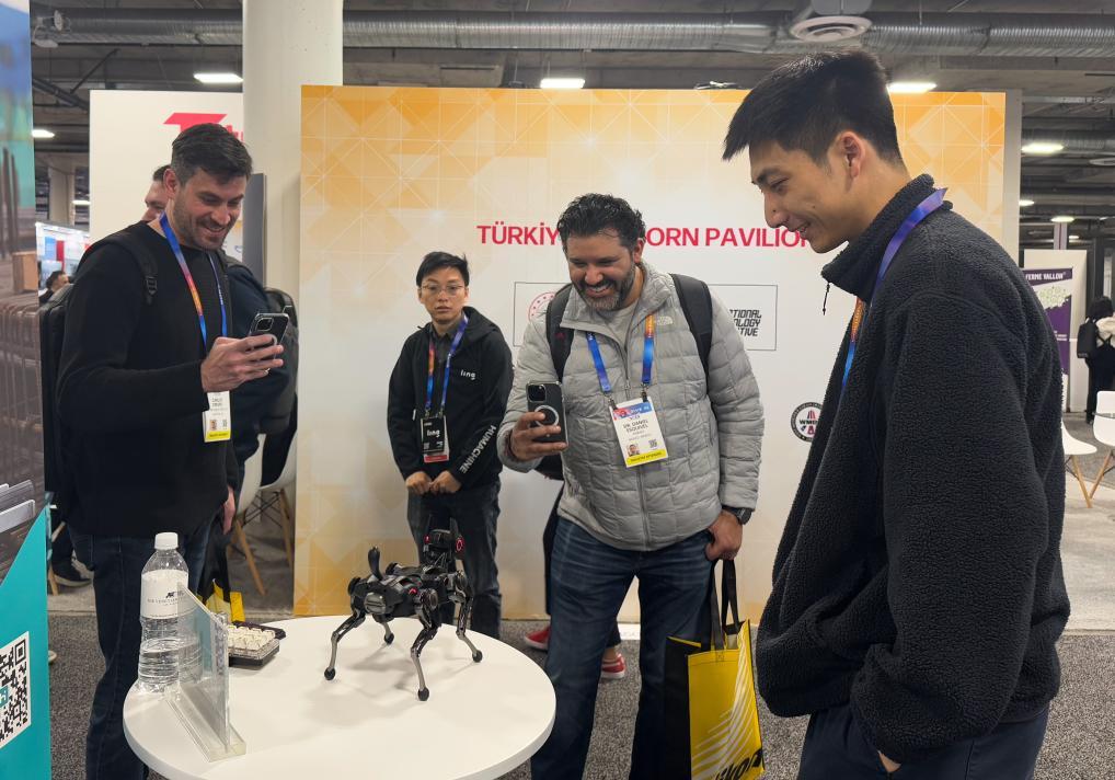 从“新奇玩具”到“实用好物”:智能机器人成为中国消费市场新热点 从“新奇玩具”到“实用好物”:智能机器人成为中国消费市场新热点