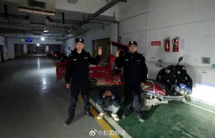 小偷盗窃后比耶被民警贴脸开大 小偷盗窃后比耶被民警贴脸开大