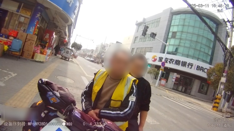 收你来了！逃犯竟因“没带头盔”落网