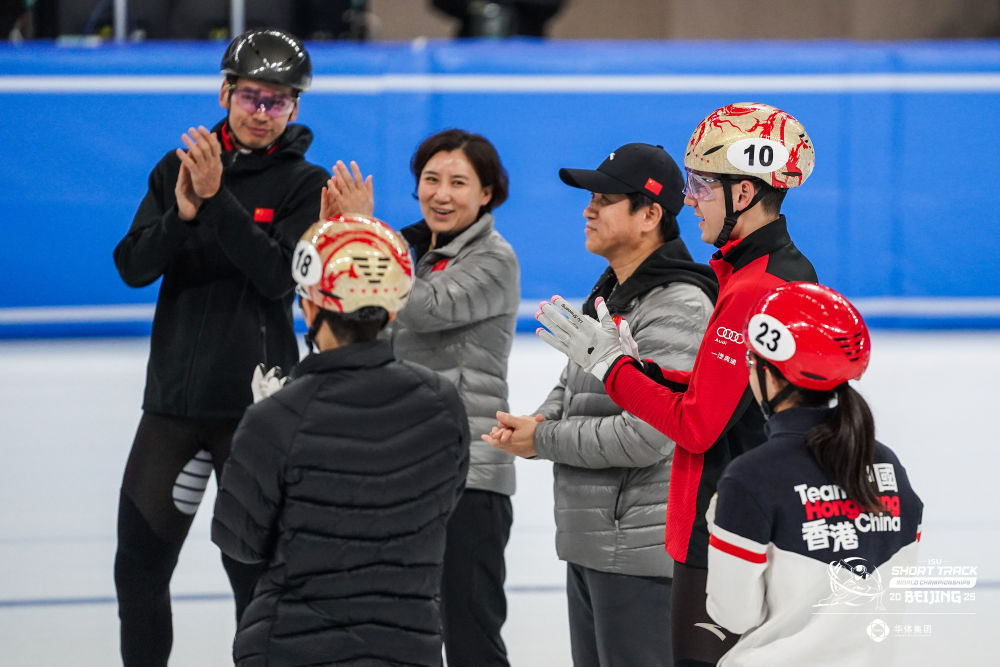 短道速滑世锦赛:中国队上冰训练 生日歌送上祝福 短道速滑世锦赛:中国队上冰训练 生日歌送上祝福