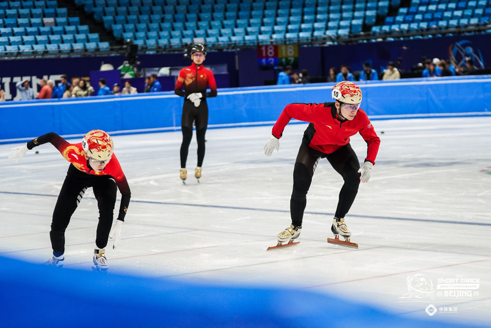短道速滑世锦赛:中国队上冰训练 生日歌送上祝福 短道速滑世锦赛:中国队上冰训练 生日歌送上祝福