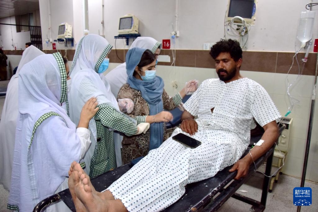 巴基斯坦客运列车遇袭事件中的伤者接受救治