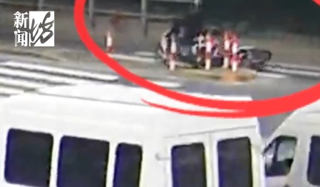 上海街头,妻子被撞后,丈夫拦停逃逸司机致其受伤,被索赔40余万元! 上海街头,妻子被撞后,丈夫拦停逃逸司机致其受伤,被索赔40余万元!