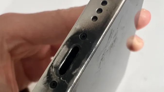 苹果手机充电突然炸了！