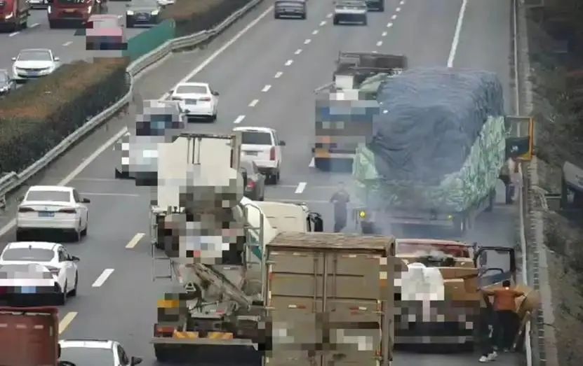 搅拌车变消防车，用时三分钟“高速灭火”！