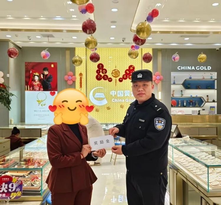 女子欲购买八万元黄金，店员拒绝后报警！