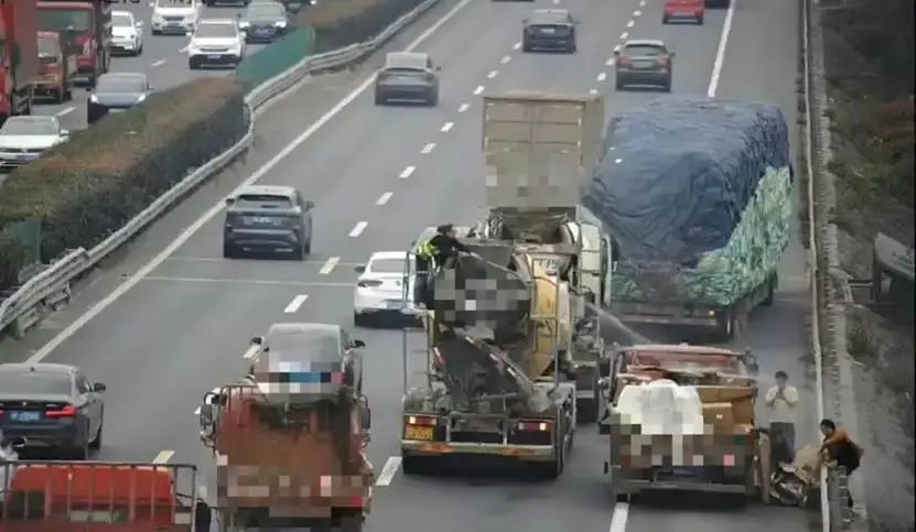 搅拌车变消防车，用时三分钟“高速灭火”！