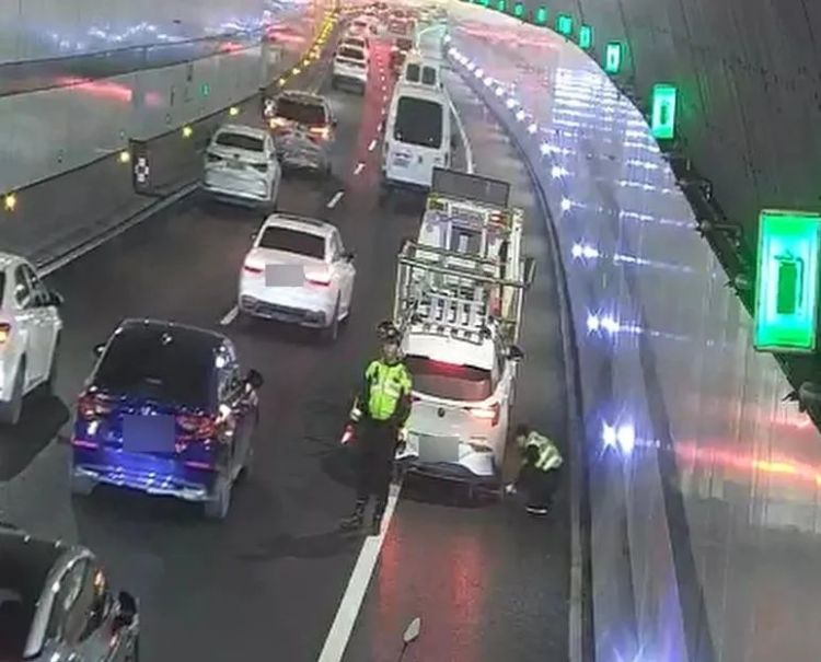 杭州一隧道突发!女子感叹:这是什么神仙交警? 杭州一隧道突发!女子感叹:这是什么神仙交警?