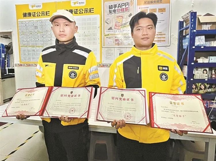 “不好！有人要跳江！”凌晨，两名外卖小哥合力展开生死救援