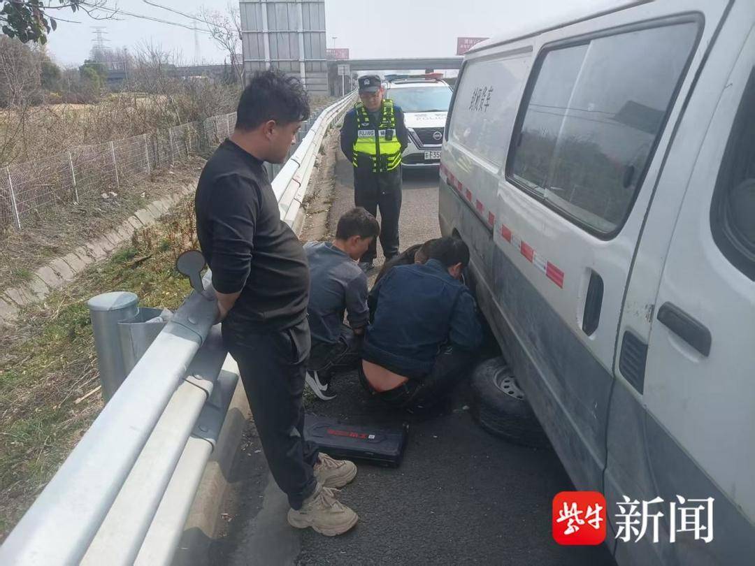 车辆爆胎路边维修 民警上前帮助却发现超载3人