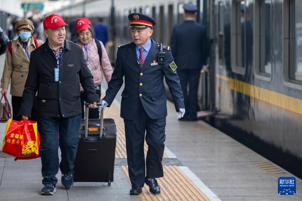 “铁路+康养” 黑龙江开行今年首趟“银发专列”