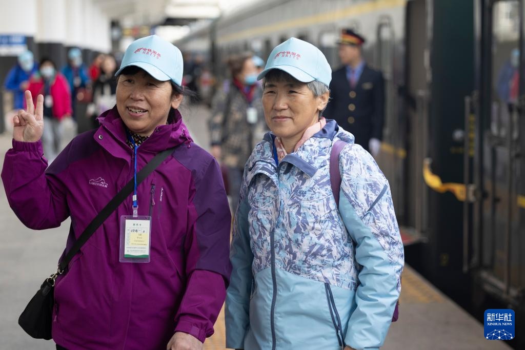 “铁路+康养” 黑龙江开行今年首趟“银发专列”