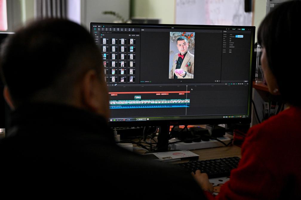 “馕言文”火出圈,新疆小伙花式助农走红 “馕言文”火出圈,新疆小伙花式助农走红