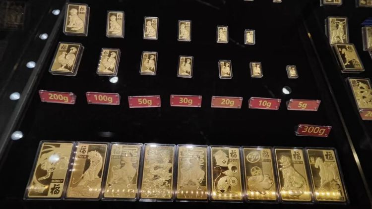 黄金涨穿3000美元，创历史新高！专家最新建议——