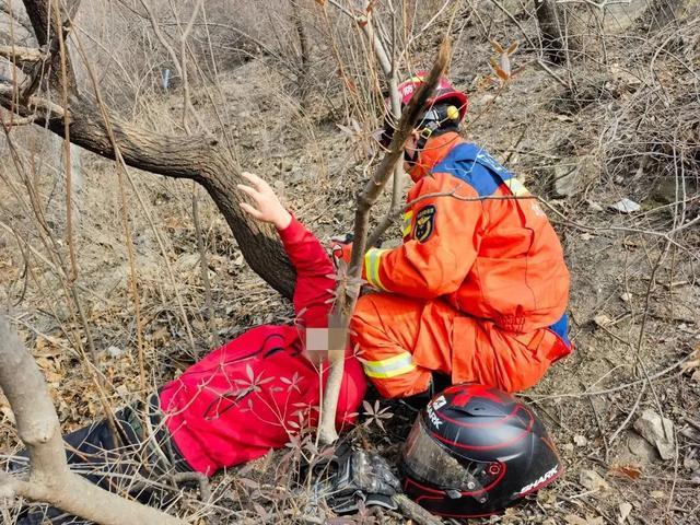 惊险！摩托车撞上护栏，骑手被甩下山坡……