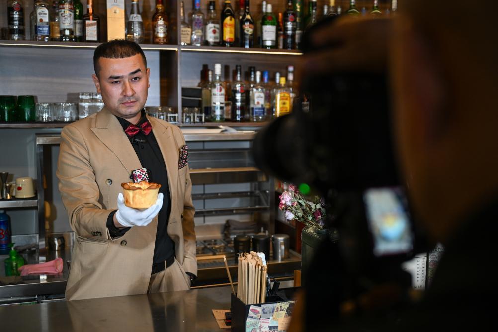 “馕言文”火出圈,新疆小伙花式助农走红 “馕言文”火出圈,新疆小伙花式助农走红