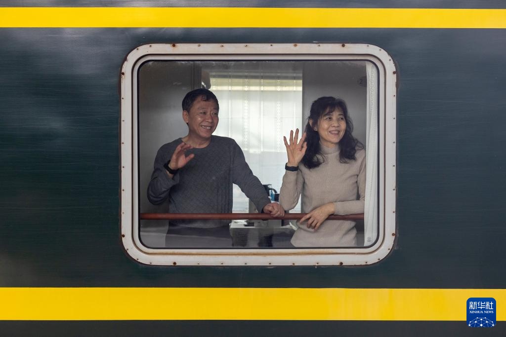 “铁路+康养” 黑龙江开行今年首趟“银发专列”