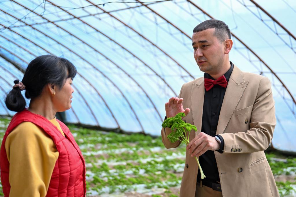 “馕言文”火出圈,新疆小伙花式助农走红 “馕言文”火出圈,新疆小伙花式助农走红