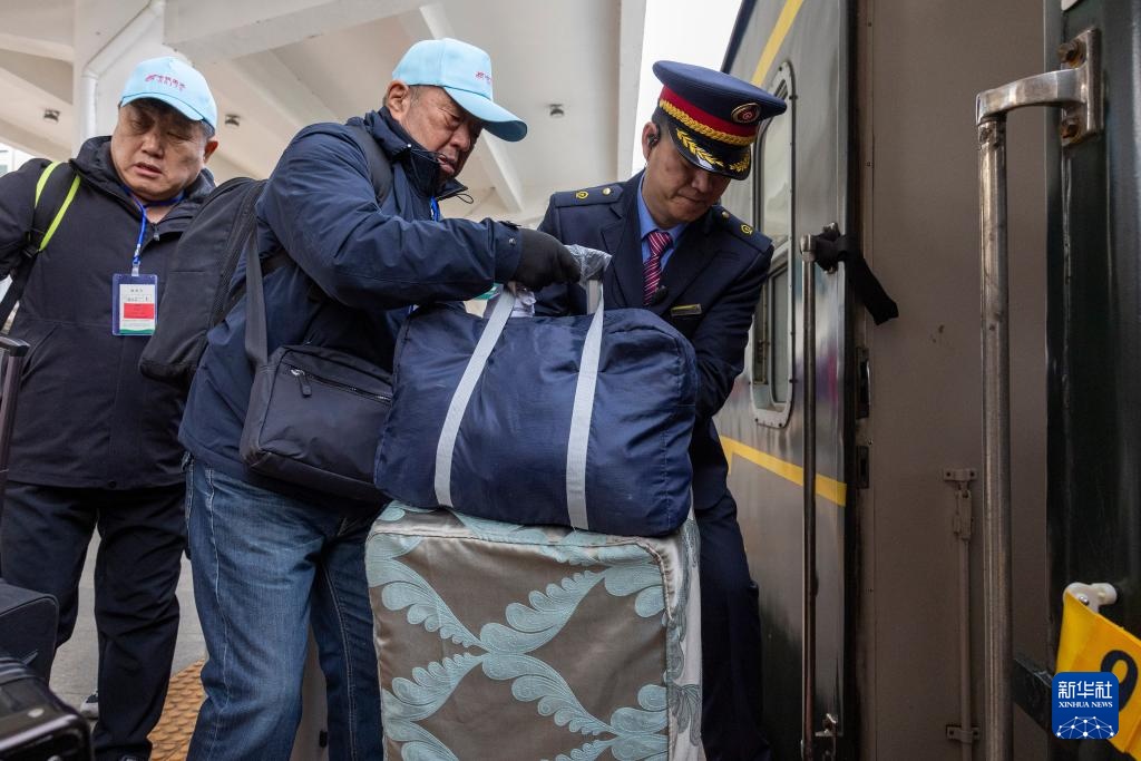 “铁路+康养” 黑龙江开行今年首趟“银发专列”